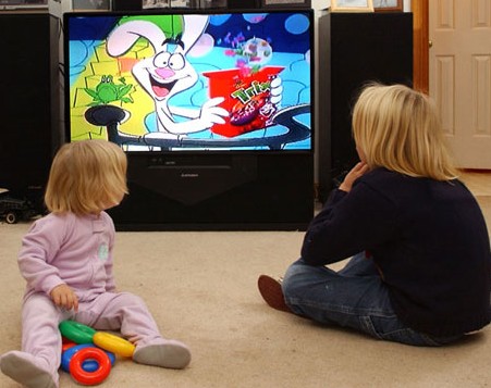 crianças a ver televisão